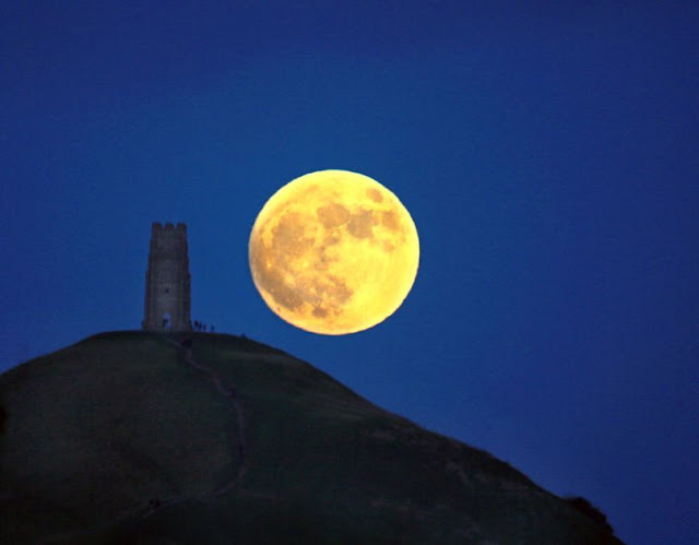 bulan-super-di-glastonbury-tor-somerset-informasi-astronomi