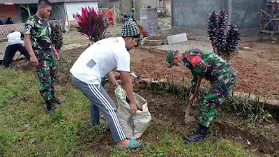 Serda Hapik Babinsa Desa Puraseda dari personel Koramil 0621-16/Leuwiliang bersama Warga Kampung Citugu Melakukan Gotong royong