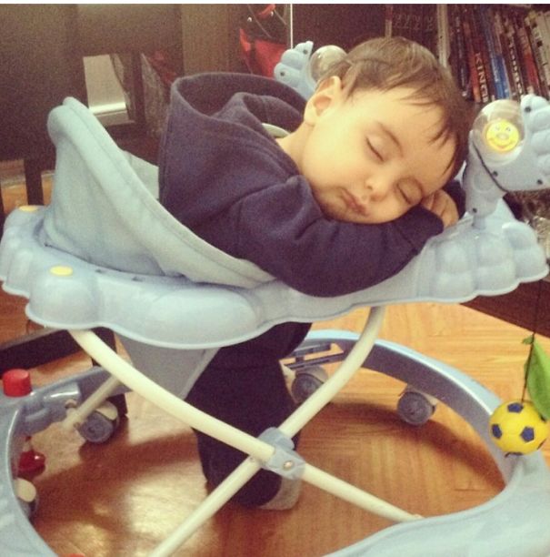 15+ Hilarious Pics That Prove Kids Can Sleep Anywhere - Napping While Driving