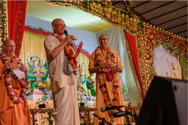 Russian GBC Acyutatma Das presents Niranjana Swami with a medal for his 30 years of preaching in Russia