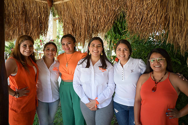 La candidata de MC al gobierno estatal, Vida Gómez rodeada de otras aspirantes