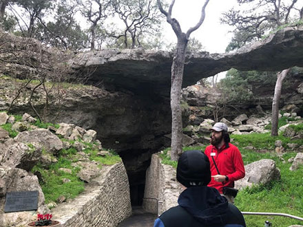 Tour guide, Jonathan leads us into the Natural Bridge Caverns (Source: Palmia Observatory)