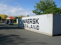 Das Containerchen mit unseren Flitzern dahinter