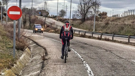 ¿Es obligatorio saltarse un prohibido para llegar al carril bici de Colmenar?