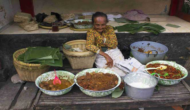 Terletak  tidak terlalu jauh dari kota Jakarta 10 TEMPAT WISATA BUDAYA TERBAIK DI YOGYAKARTA, INDONESIA