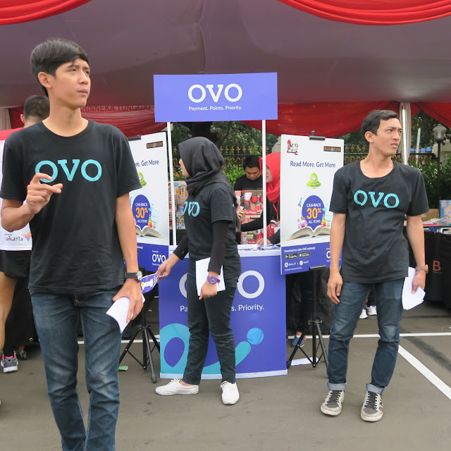 Sales Ovo yang sedang berjaga di booth Ovo