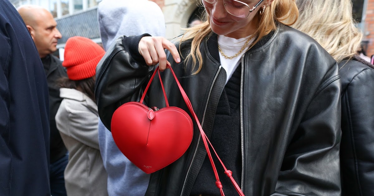 SAINT LAURENT Love Bag D Small LOVE Heart Chain Bag in Black