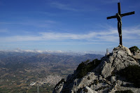 Crucifix on mountain - Photo by Jürgen Scheeff on Unsplash
