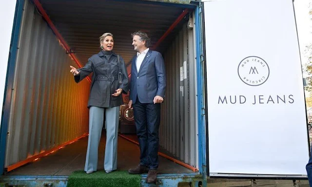 Queen Maxima wore a twill coat with pockets and belt by Natan. The Koning Willem I Award for Sustainable Entrepreneurship