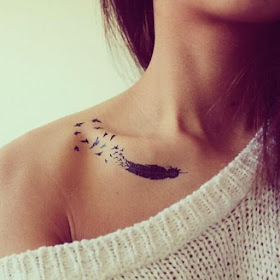 tatuaje pluma y aves en clavicula