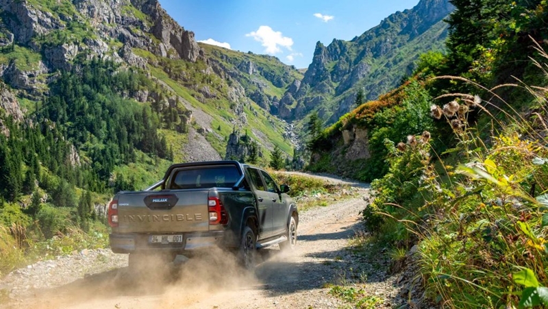 Yenilenen Toyota Hilux’un çekimleri, dünyanın en tehlikeli yolunda yapıldı