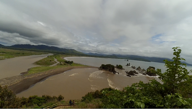 Bentuk Teluk Love Pantai Payangan Jember