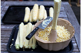 Отделете зърната царевица от кочана с нож и форма за кекс.