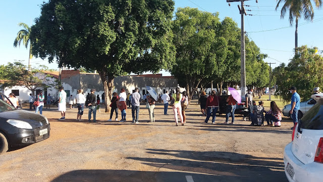 Centenas de pessoas comparecem ao parque de Exposições em Barreiras para tomarem vacinas contra a Covid- 19  