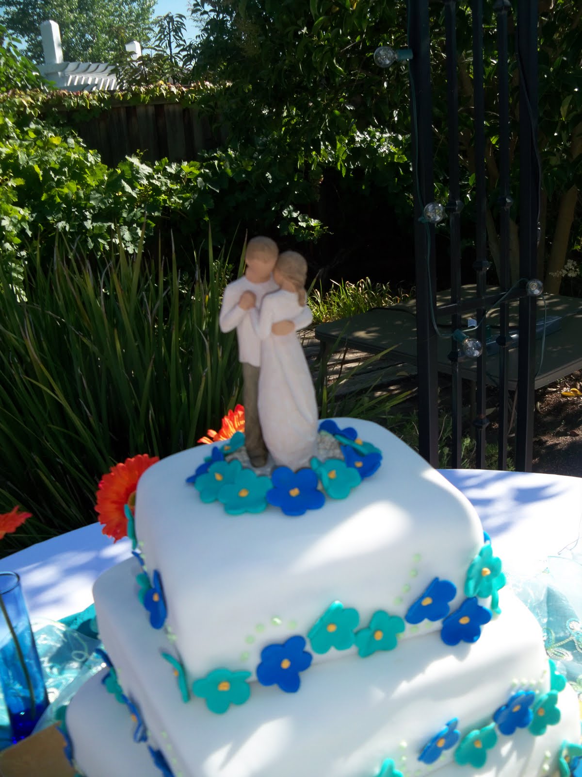 blue wedding cake images Blue and Turquoise Daisy Wedding Cake