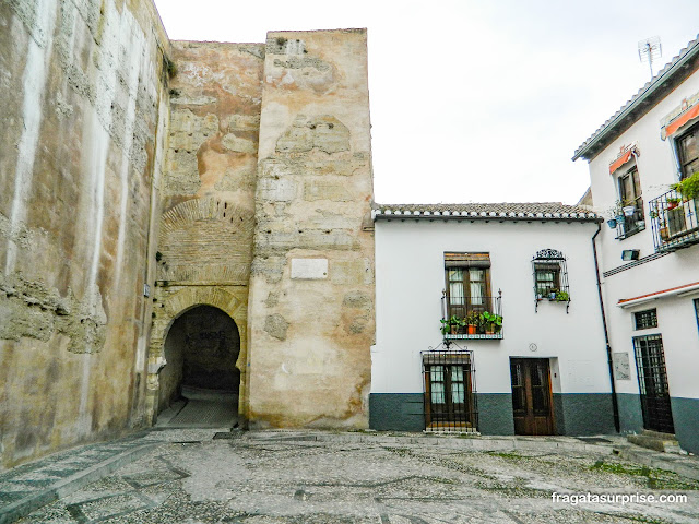 Porta de Las Pesas, entrada do bairro mouro do Albaicín em Granada