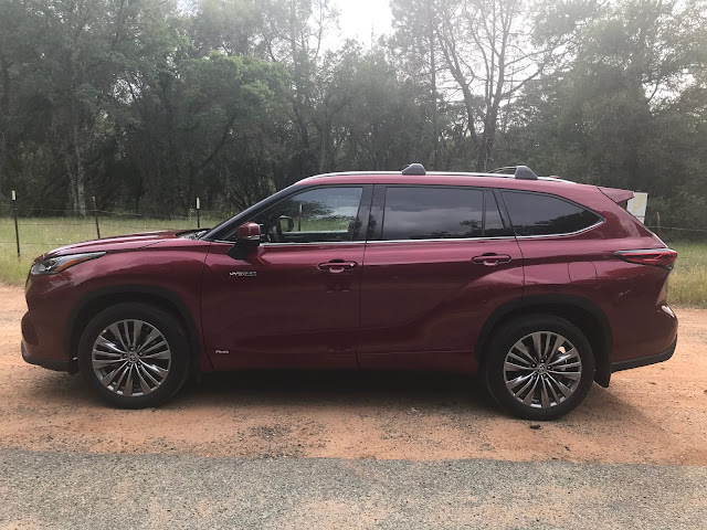 Side view of 2020 Toyota Highlander Hybrid Platinum AWD