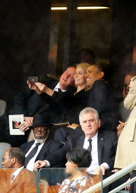 La primera ministra danesa se hace una autofoto con el presidente de EEUU Obama mientras su mujer se enfada.