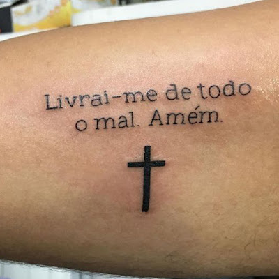 tatuagem masculina no braço com frases de Deus