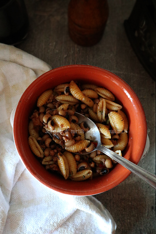 Pasta e fagioli con l’occhio e salsiccia