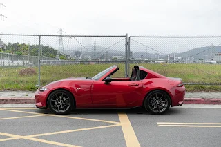 洪先生有一台2017年 Mazda MX-5 RF 2.0 旗艦版，顏色是漂亮魂動紅，而且是硬頂篷版本。Skyactive-G 2.0升引擎搭配6速手自排 ，前置引擎後輪驅動 ，只有跑 7萬公里 。而且無任何事故、無任何待修項目 。透過之前線上估車的朋友介紹 ，洪先生找我們進行估價 ，我們很快就在線上給他一個價格 。  洪先生其實之前自售過一陣子，要抽空下班帶看、很多問問哥就算了還有一些車商裝客人一直大刀殺價。搞了老半天不如找一個正常的中古車商直接收購，當天就能換現金 ，所以覺得價格沒差太多錢就直接約我們到府估車了!   我們實車看了一下，車況是真的很漂亮 ，沒有傷也沒有換過鈑件、也沒看到什麼漏油漏水。雖然有些改裝像是CUSCO前防傾桿、SPOON底盤強化襯套、AutoExe尾段排氣管，也有其他配件像是南極星護罩、Garmin 行車紀錄。不過小曾覺得這些都是不錯的改裝所以沒跟洪先生扣什麼錢 。  所以現場談一談簽約現金結清，隔天過戶完成 。洪先生直說早知道一開始就找你們就好，自售搞了老半天真的好麻煩喔... 謝謝洪先生割愛啦!!這台車最近我們超多客人問的 ，馬上就能轉手賣掉了 !!太感謝了 哈哈 。