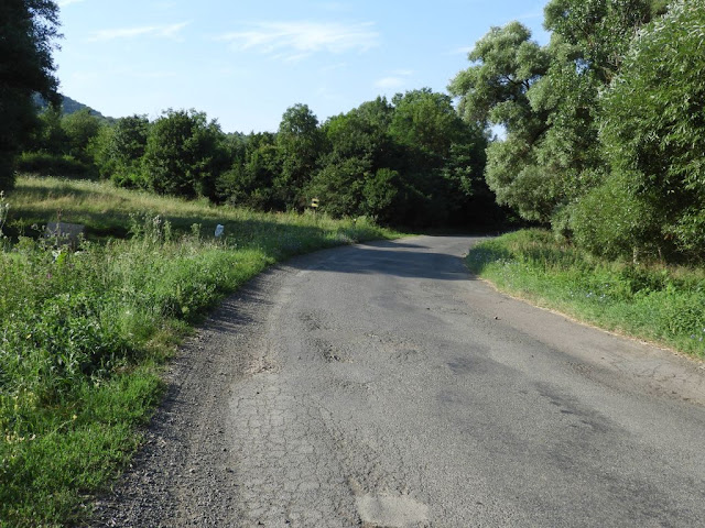 Mielőtt a műút jobbra kanyarodik, nekünk balra kellett kanyarodni