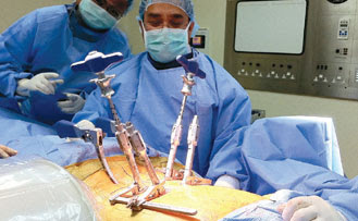 صورة لمصاب فى غرفة العمليات تجرى له عملية لعلاج كسر العمود الفقرى