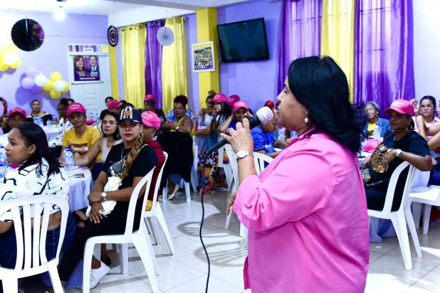 Diputada peledeísta en Santo Domingo Norte realiza encuentro "Mujeres con Damarys Vásquez" 