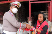 Sambut HUT RI ke-77 Polres Toraja Utara Bagikan Bendera Merah Putih Kepada Masyarakat