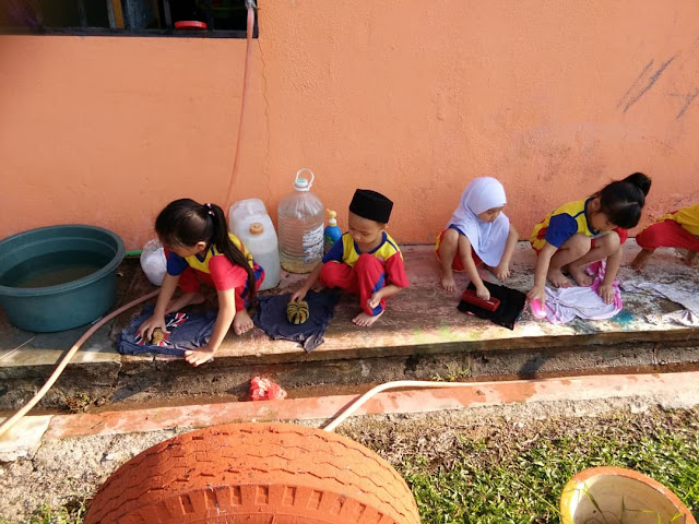 AKTIVITI ANAK-ANAK MEMBASUH BAJU DI TADIKA