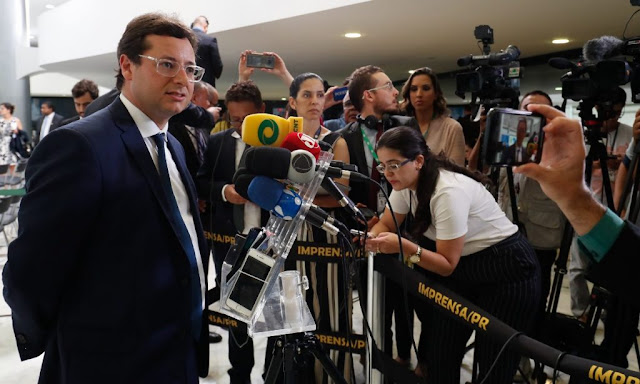  presidente Jair Bolsonaro (sem partido) comentou, na manhã desta quarta-feira 05, sobre a situação do chefe da Secom (Secretaria de Comunicação) de seu governo, Fabio Wajngarten, que está sendo investigado pela Polícia Federal pelos crimes de corrupção passiva, peculato e advocacia administrativa por supostos conflitos de interesses entre seu cargo público e as empresas privadas que administra.