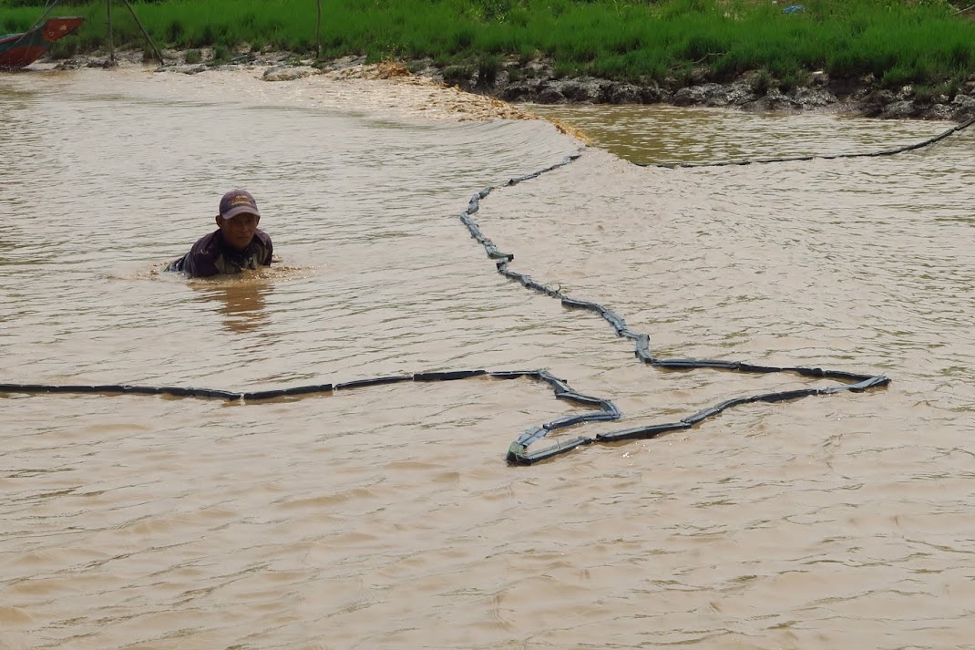 boat trip downstream from the stilt village of Kampong Kheang to a floating village in the middle of Tonle Sap and back