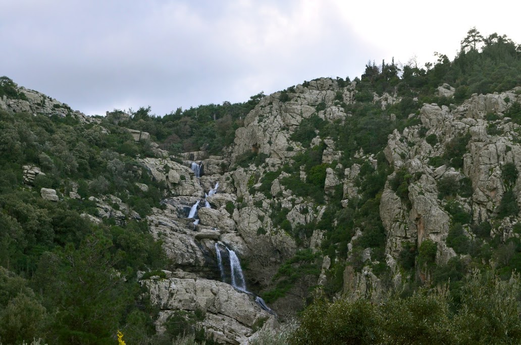 Οι καταρράκτες του Άνω Μύρσωνα κάτω από το Μικρό Φράγμα Αγίου Πολυκάρπου.