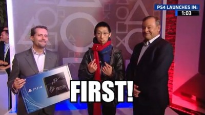 Pembeli Pertama PS4 Ini Rela Antri 20 Jam!