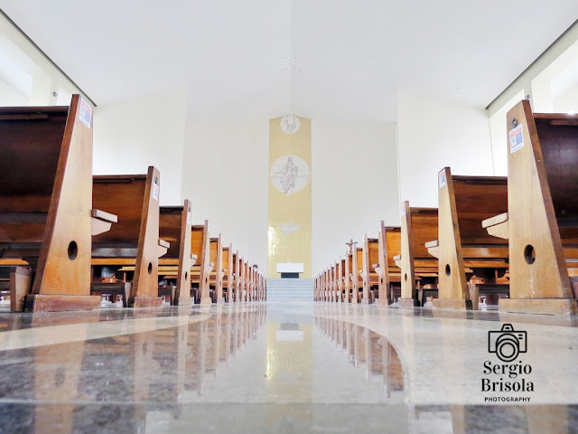 Vista ampla em perspectiva artística do interior da Igreja de Nossa Senhora do Bom Parto no Tatuapé