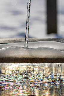 Eisgebilde an einem Brunnen.