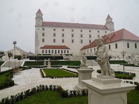 Vista dos jardins e do fundo do Castelo da Bratislava - Eslováquia - Leste Europeu