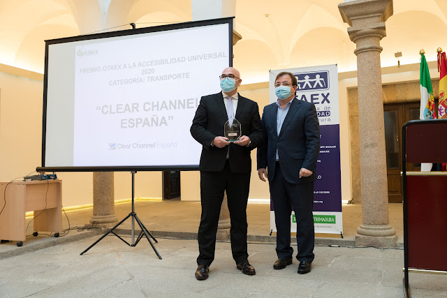 Hace entrega del premio: Don Guillermo Fernández Vara, Presidente de la Junta de Extremadura  Recoge el premio: Don Jordi Sáez Camacho, CEO Clear Channel España.