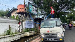 Kabid Humas Polda Jabar : Penyaluran Air Bersih Untuk Ketersediaan Toilet Portable Yang Berada Di Tenda Pengungsian