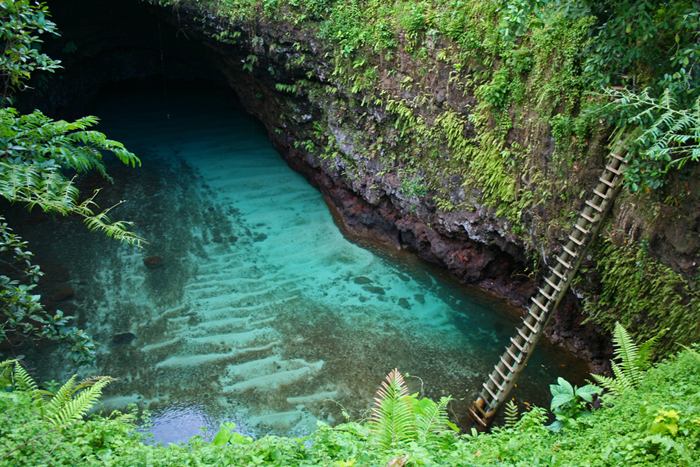 Lake in the Hole — To Sua Ocean Trench in Samoa Independent State of Samoa - an island nation located in the South Pacific Ocean. For tourists who love to spend time after study has interesting corners of our planet, here is a great place. Get even, for example, is a picturesque little lake called the To Sua Ocean Trench, located near the National Park in the village of lotus-eaters.