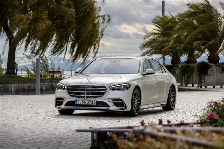 A Mercedes agent in Saudi Arabia prepares to receive the Mercedes S Class Face Lift .. Photo