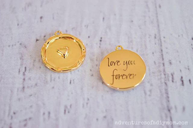 gold round pendant with heart