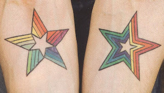 Fotos de tatuagens de estrelas colorido em cada braço