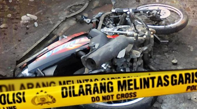 DUA REMAJA TEWAS SETELAH KERETA YANG DIA KENDARAIN TERTABRAK MOBIL DUMPTRUK