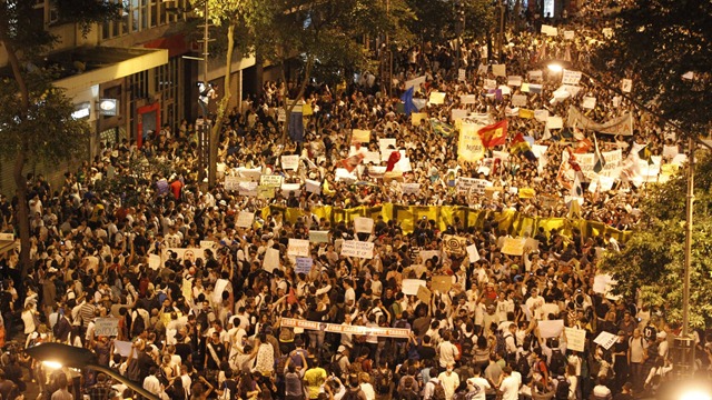 17jun2013-manifestantes-protestam-no-centro-do-rio-de-janeiro-nesta-segunda-feira-17-contra-o-reajuste-da-tarifa-de-onibus-na-cidade-e-os-gastos-com-a-copa-do-mundo-a-manifestacao-teve-inicio-as-1371505980701_1920x1080