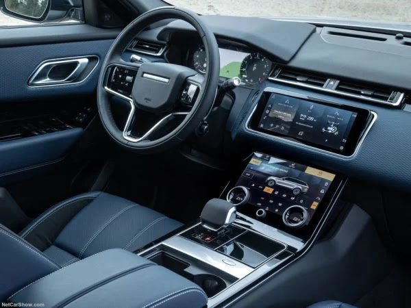 Range Rover Evoque 2022 có thể cảm thấy giống như những chiếc hatchback nhiều hơn là SUV, và vị trí ghế ngồi trên Land Rover  Evoque với tư thế ngồi cao tạo cảm giác giống một chiếc SUV.