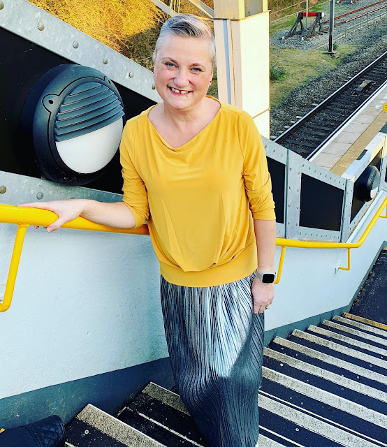 Madmumof7 modelling silver pleated skirt and yellow top