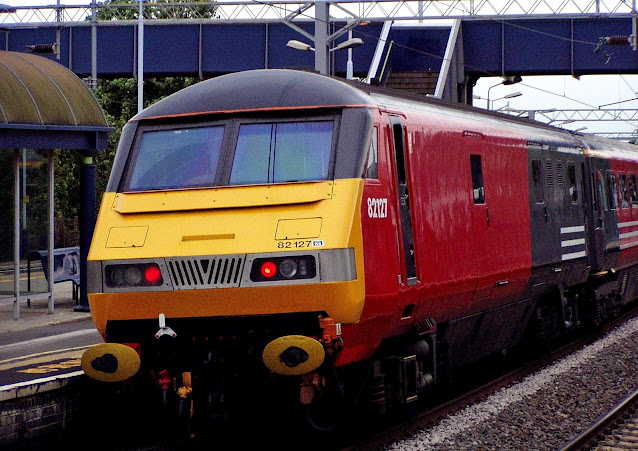 photo of virgin uk passenger train class 82127 dvt in original striped livery at wolverton station 2005