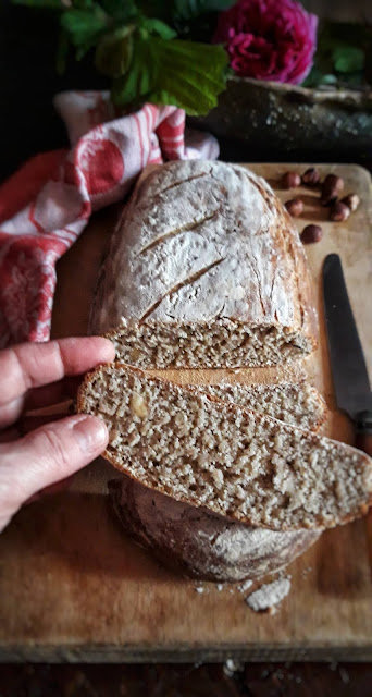 Pane rustico alle nocciole