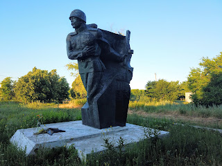 Прогрес, Покровський р-н. Пам'ятний знак воїнам-односельчанам